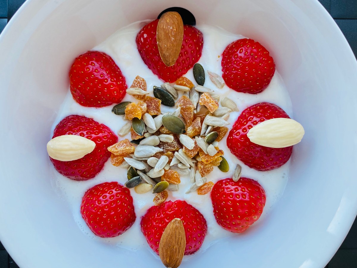 QUARK BOWL WITH STRAWBERRIES, ALMONDS AND&nbsp;SEEDS