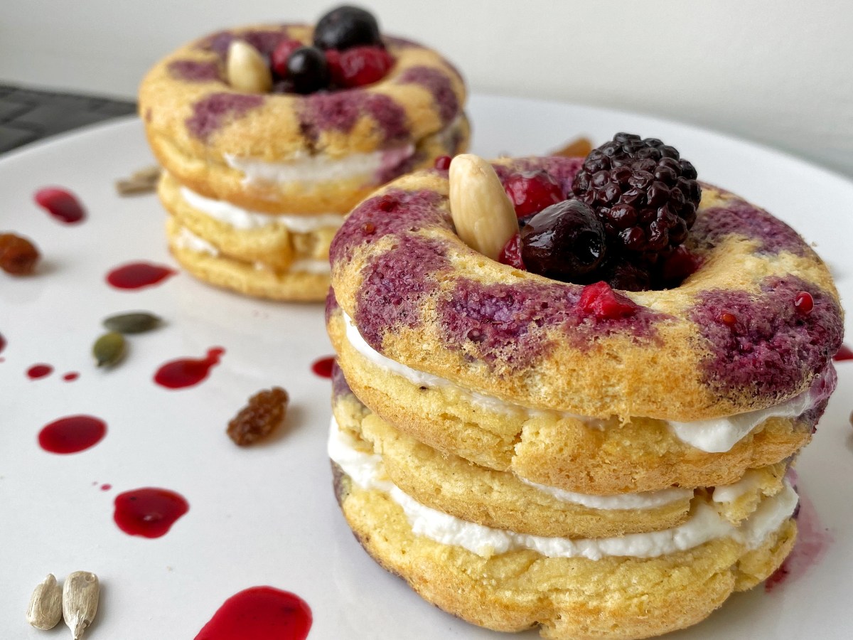 STACKED COCONUT PROTEIN BAGELS WITH&nbsp;BERRIES