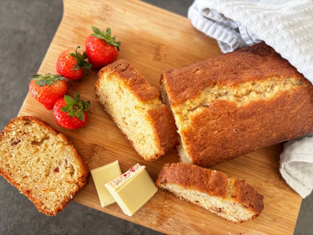 SOFT QUARK CAKE WITH STRAWBERRY WHITE&nbsp;CHOCOLATE